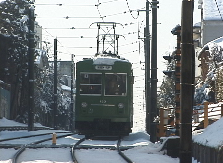 雪の山下駅に進入する154-153編成／2001年1月21日 宮の坂〜山下間