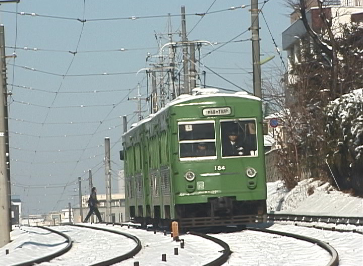 雪の山下駅に向かって坂を下る154-153編成／2001年1月21日 松原〜山下間