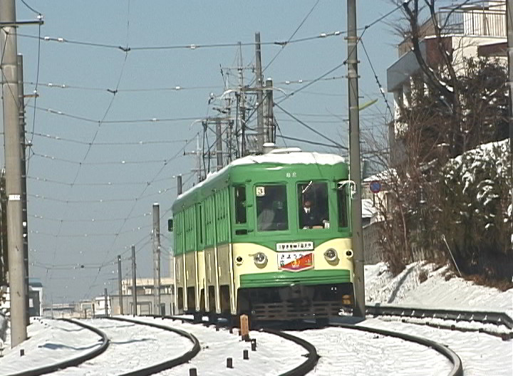 雪の山下駅に向かって坂を下る82-81編成玉電塗装／2001年1月21日 松原〜山下間