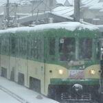 雪の西太子堂駅で上町行きに方向板を変更中の82-81編成玉電塗装／2001年1月27日 西太子堂駅