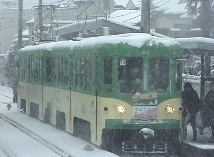 大雪の中さよなら運転が急遽打ち切られ回送の方向板に変更される82-81編成玉電塗装／2001年1月27日 西太子堂駅