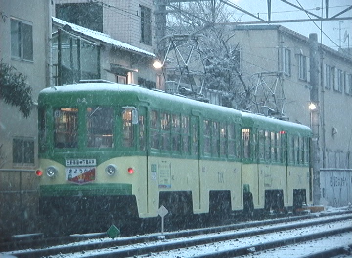 雪の上町車庫で出庫準備中の82-81編成玉電塗装／2001年1月27日 上町車庫