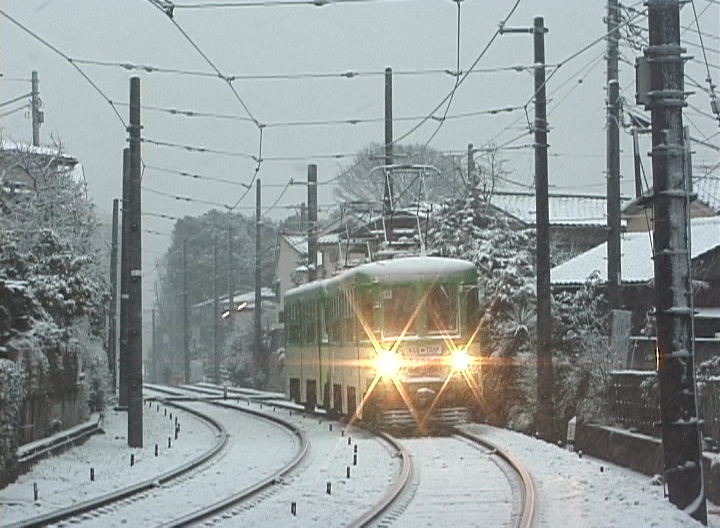 雪の松陰神社前駅に進入する82-81編成玉電塗装／2001年1月27日 若林〜松陰神社前間