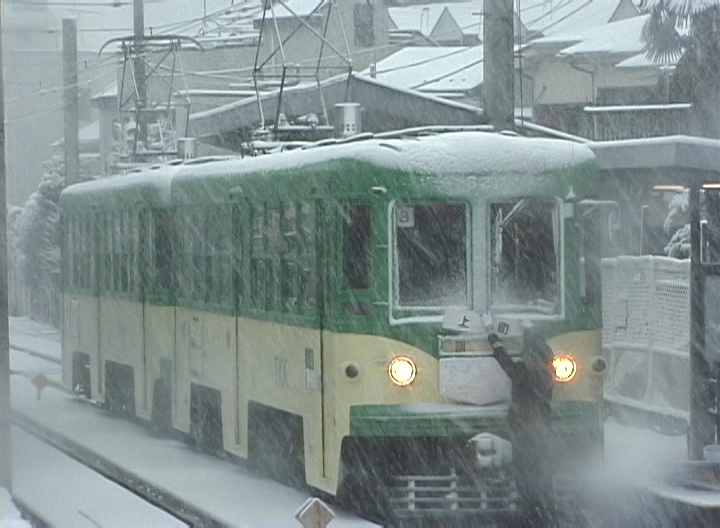 雪の西太子堂駅で上町行きに方向板を変更中の82-81編成玉電塗装／2001年1月27日 西太子堂駅