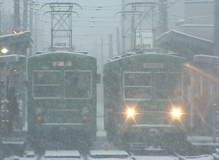 雪の西太子堂駅で並ぶ上町行きの152-151編成と154-153編成／2001年1月27日 西太子堂駅