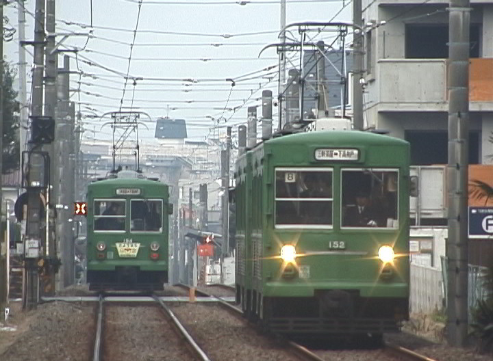 世田谷区役所付近ですれ違う154-153編成と152-151編成／2001年2月6日 世田谷〜松陰神社前間