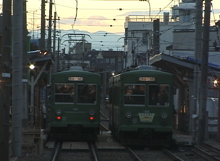 夕暮れの西太子堂駅で並ぶ152-151編成と154-153編成／2001年2月8日 西太子堂駅