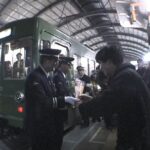 松陰神社前駅ですれ違う152-151編成と154-153編成／2000年11月25日 松陰神社前駅