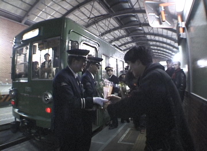 世田谷線の旧型車両最終列車となった上町行き152-151編成の発車前に花束をお渡ししました／2001年2月11日 三軒茶屋駅