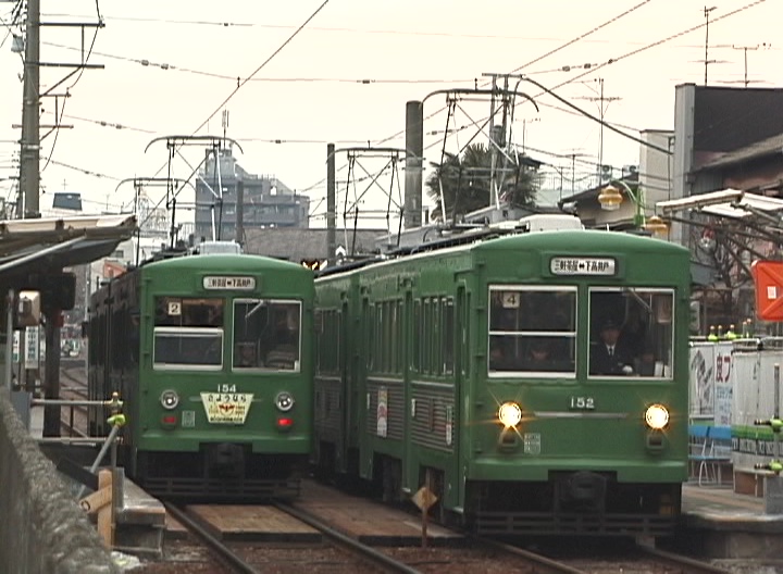 デハ150形営業最終日、世田谷駅で並ぶ154-153編成と152-151編成／2001年2月10日 世田谷駅