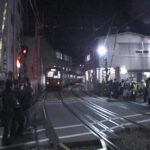 桜満開の松陰神社前駅に停車するデハ153号／1999年4月8日 松陰神社前駅