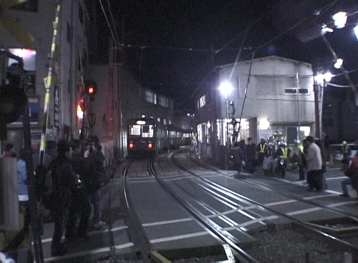 上町車庫へ引き上げていく152-151編成の営業最終列車／2001年2月11日 上町駅