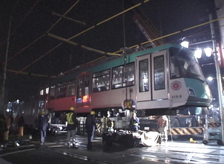 搬入作業中のデハ310B号／2001年3月18日 上町駅