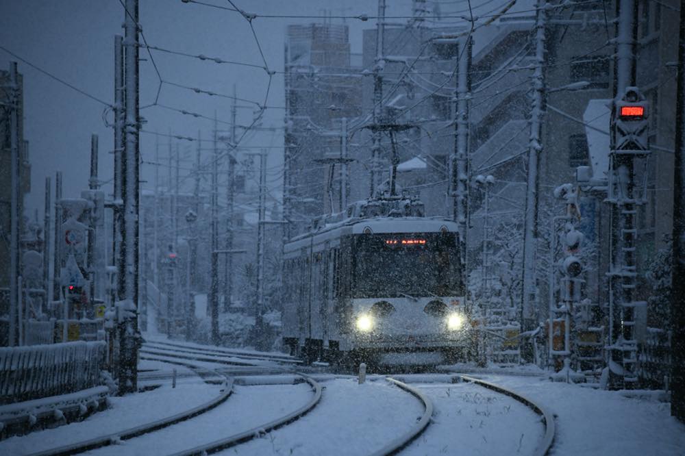 降雪の中を走る308編成の招き猫電車／2022年1月6日 山下〜松原間