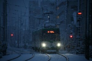 雪景色を行く308編成の招き猫電車／2022年1月7日 松原〜山下間