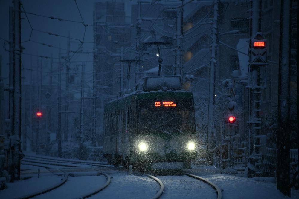 降雪の中を行く301編成／2022年1月6日 山下〜松原間