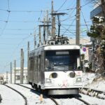 雪景色を行く308編成の招き猫電車／2022年1月7日 松原〜山下間