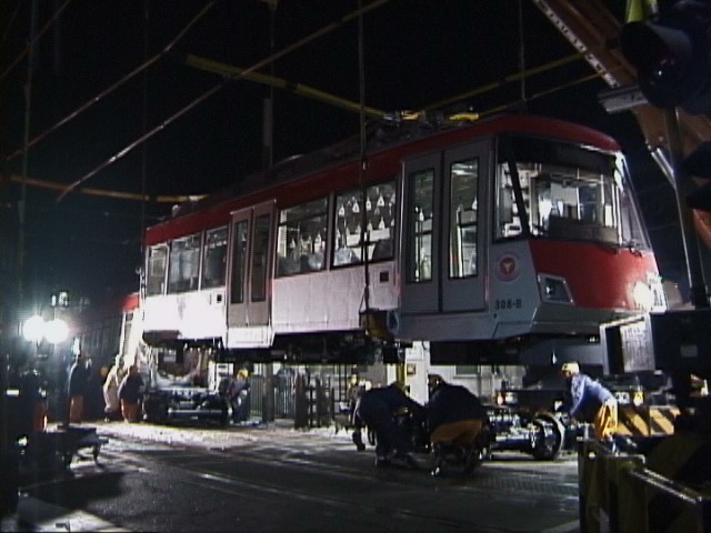 搬入作業中のデハ308B号／2001年1月29日 上町駅