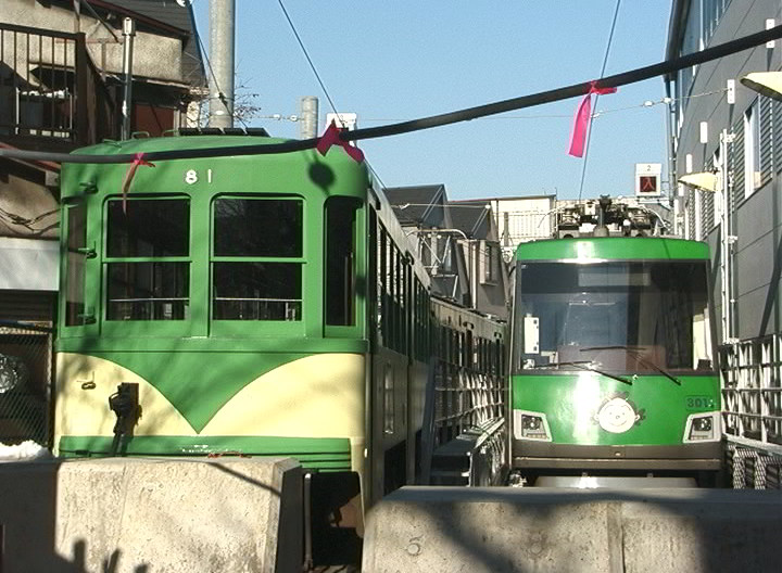 デハ82号の解体入場により単車で留置中のデハ81号と朝運用を終えた301編成「『サザエさん』マナー告知」／2001年1月30日 上町車庫