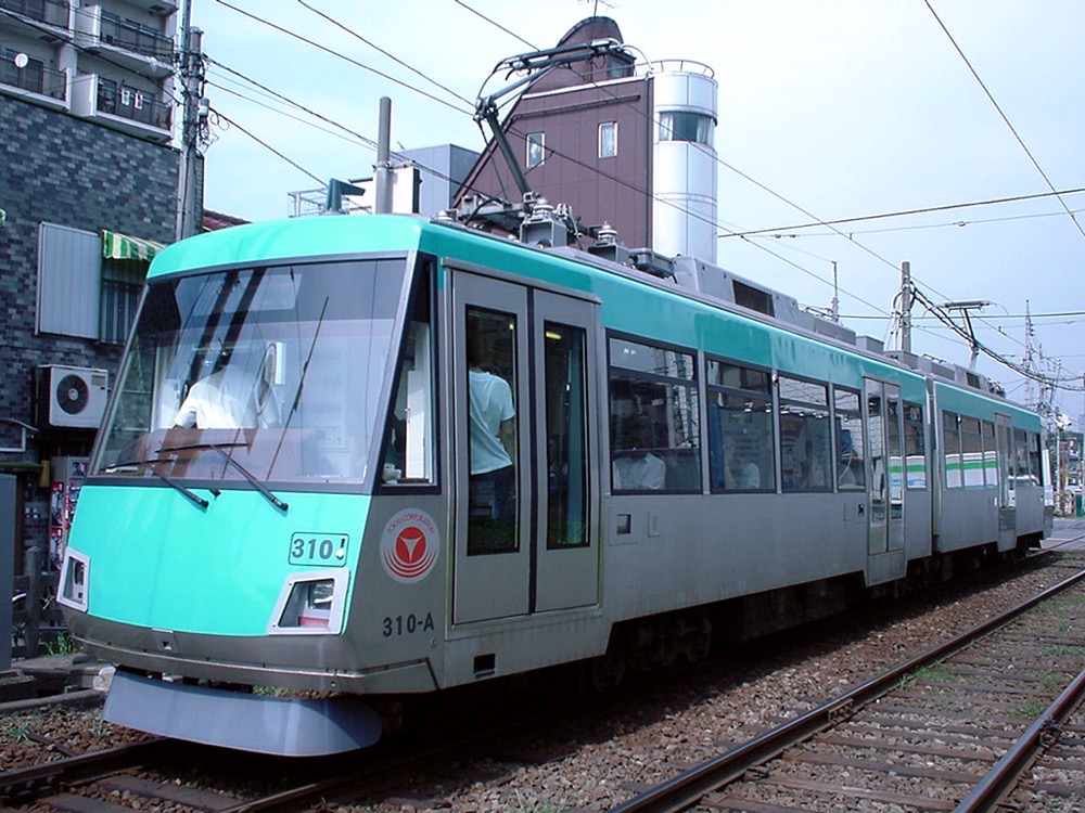 若林踏切の停止信号で停車中の310編成／2001年7月23日 若林〜西太子堂間