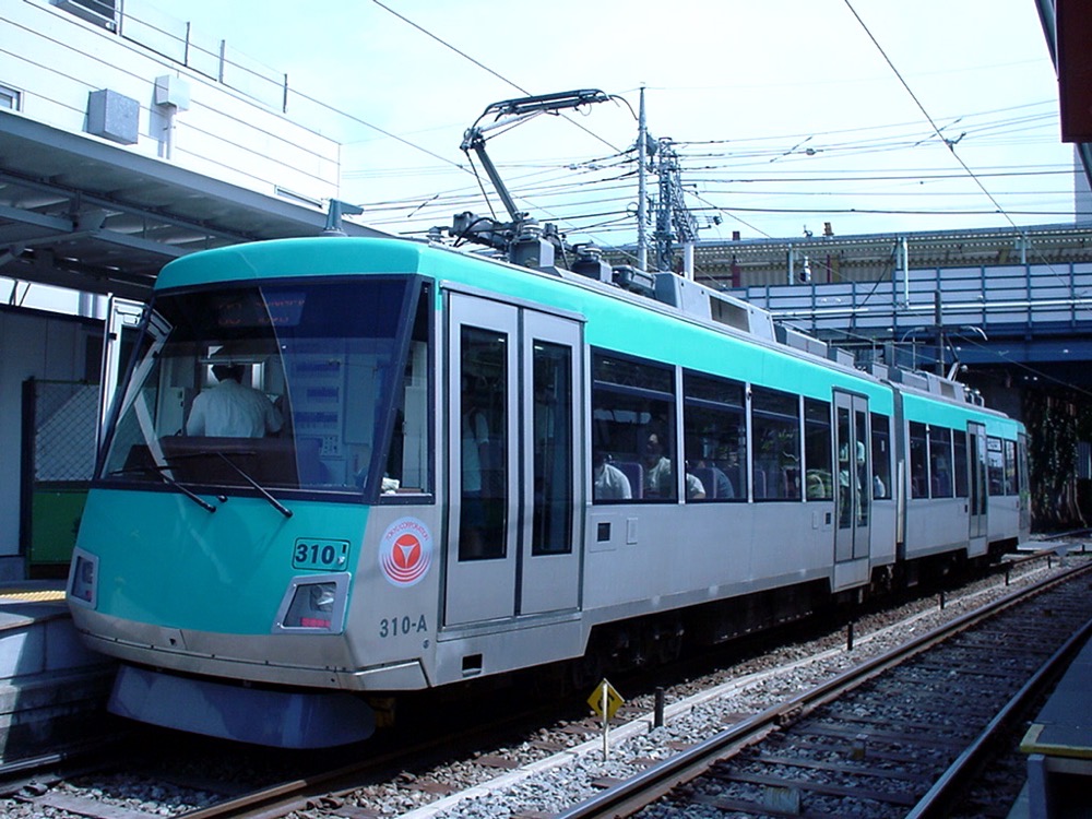 山下駅に停車中の310編成／2001年7月23日 山下駅