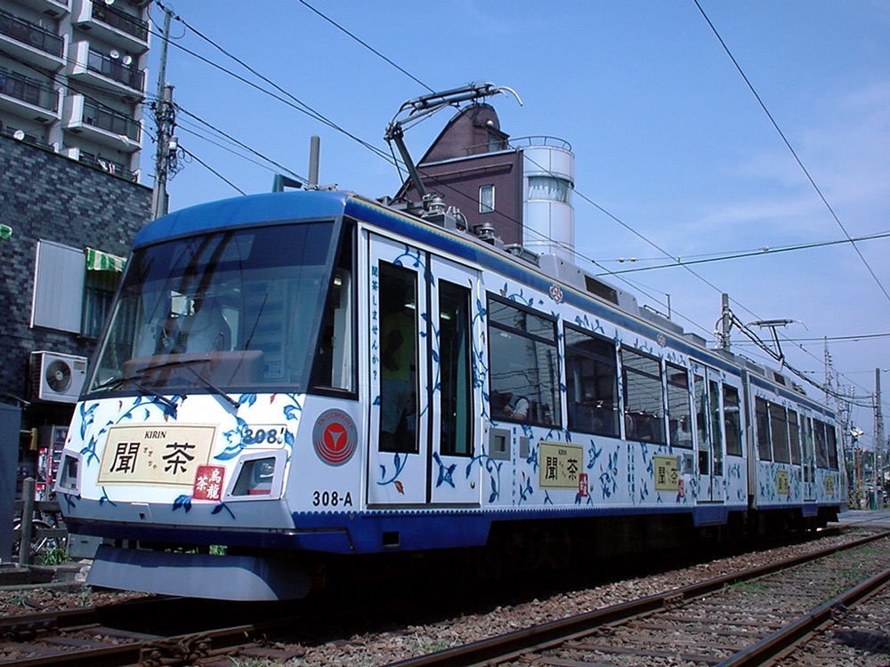 若林踏切の停止信号で停車中の308編成「聞茶」／2001年7月23日 若林〜西太子堂間