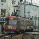 世田谷線の旧型車両最終列車となった上町行き152-151編成の発車前に花束をお渡ししました／2001年2月11日 三軒茶屋駅