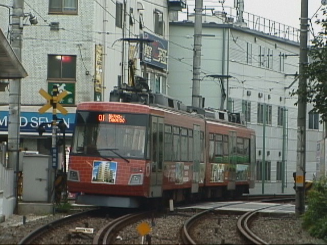 初の営業運転に向けて下り出庫する303編成「ルイシャトレ世田谷グランディア」／2001年8月9日 上町駅