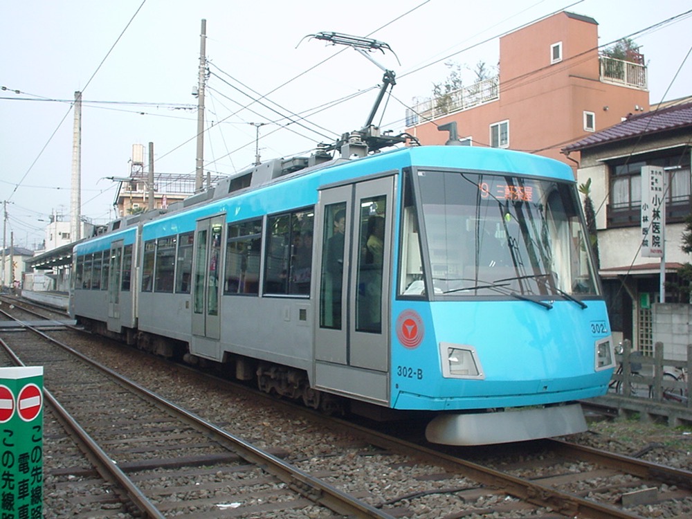 若林踏切の停止信号で停車中の302編成／2002年2月5日 若林〜西太子堂間