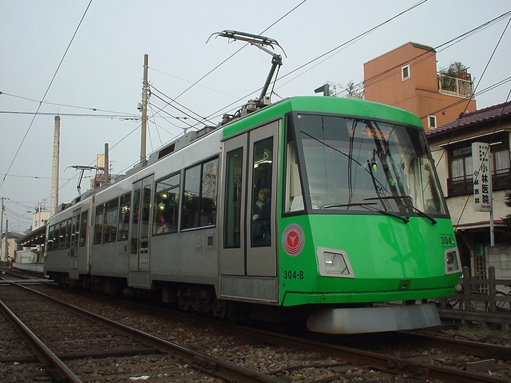 若林踏切の停止信号で停車中の304編成／2002年2月5日 若林〜西太子堂間