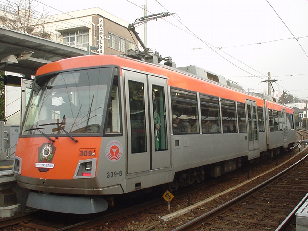 山下駅に停車中の309編成「グローリア賞」／2002年2月5日 山下駅