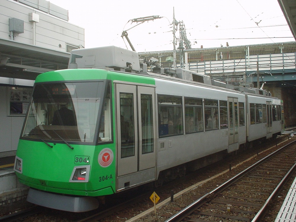 山下駅に停車中の304編成／2002年2月5日 山下駅