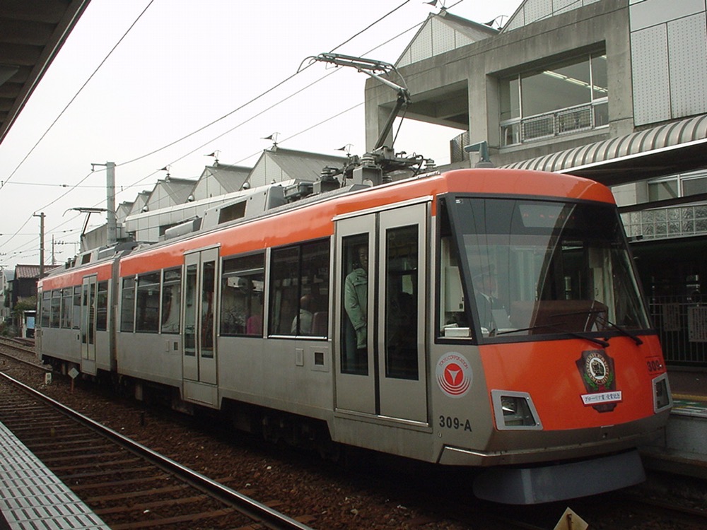 宮の坂駅に停車中の309編成／2002年2月5日 宮の坂駅