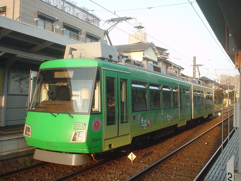 世田谷駅に停車中の304編成「生茶」／2002年3月10日 世田谷駅