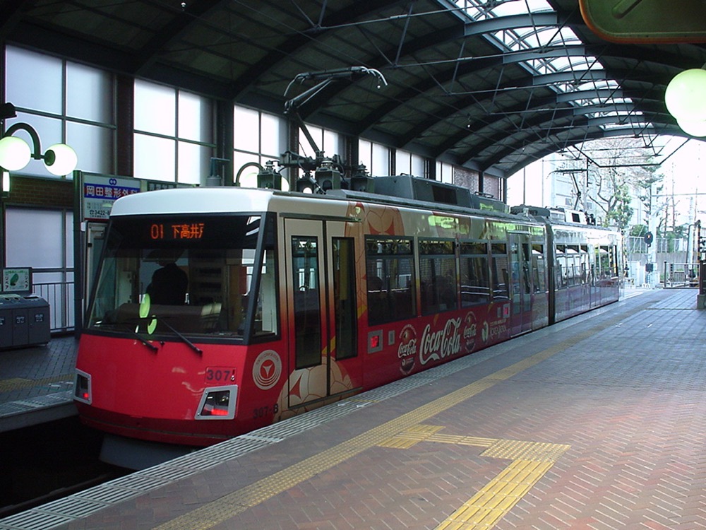 三軒茶屋駅に停車中の307編成「コカ・コーラ・ワールドカップサッカー2002」／2002年4月1日 三軒茶屋駅