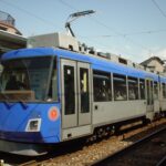 電車とバスの博物館3号館跡から宮崎台への搬出を待つデハ204号／2002年11月22日 高津駅