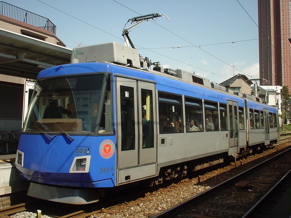 西太子堂駅に停車中の303編成／2002年4月4日 西太子堂駅