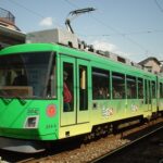 電車とバスの博物館3号館跡から宮崎台への搬出を待つデハ204号／2002年11月22日 高津駅
