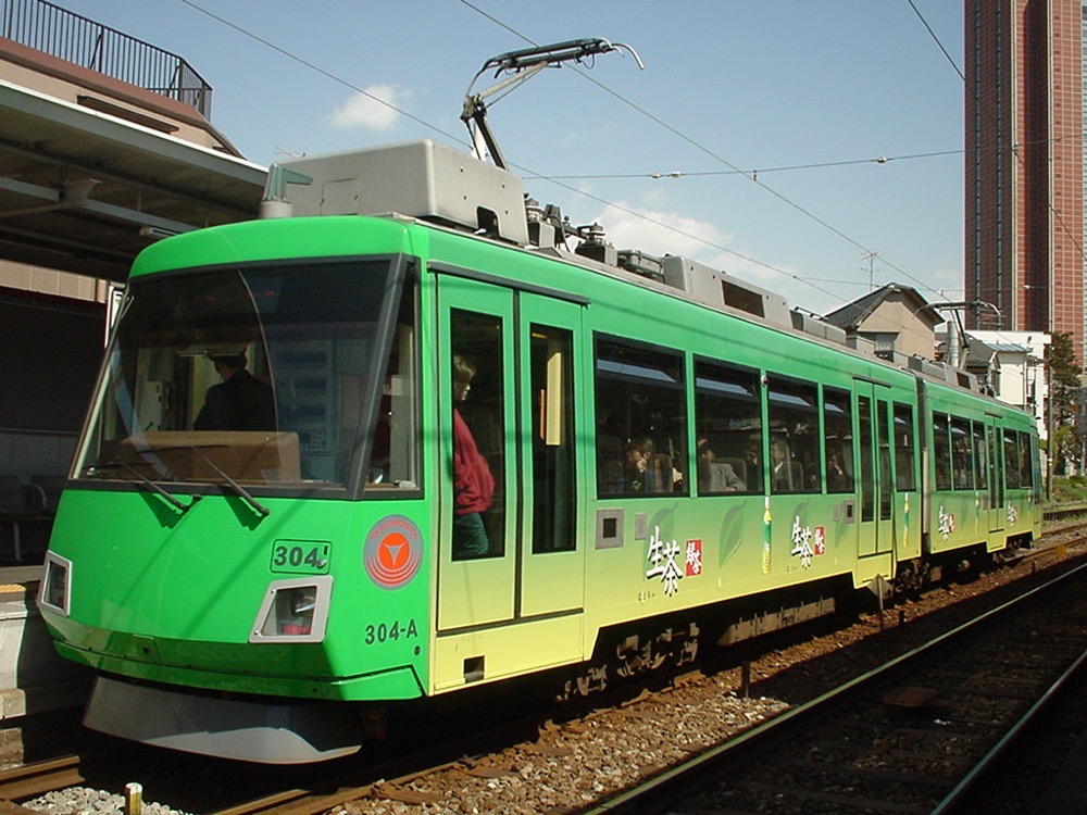 西太子堂駅に停車中の304編成「生茶」／2002年4月4日 西太子堂駅