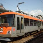 電車とバスの博物館3号館跡から宮崎台への搬出を待つデハ204号／2002年11月22日 高津駅