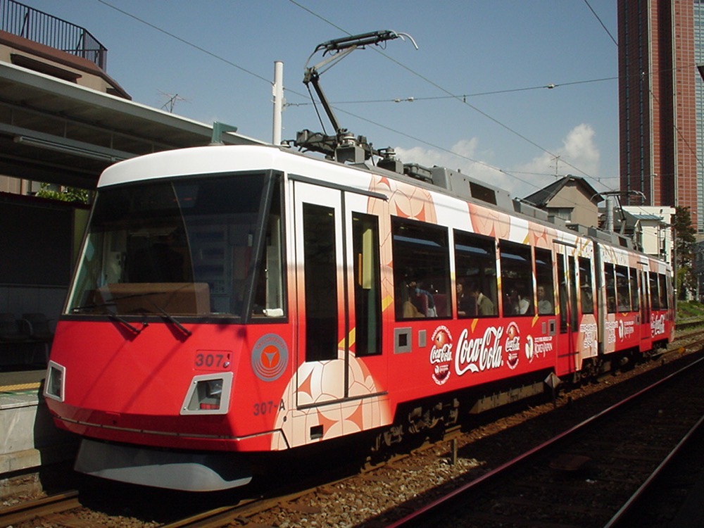 西太子堂駅に停車中の307編成「コカ・コーラ・サッカーワールドカップ2002」／2002年4月4日 西太子堂駅