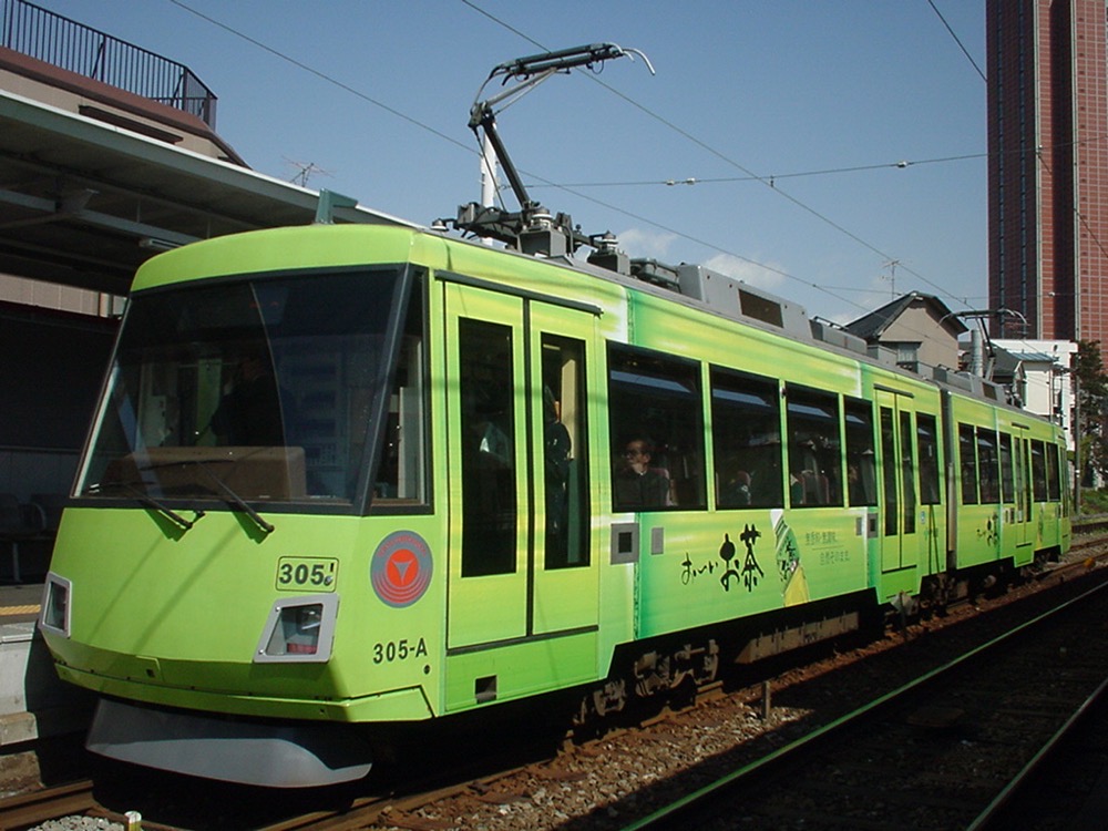 西太子堂駅に停車中の305編成「お〜いお茶」／2002年4月4日 西太子堂駅