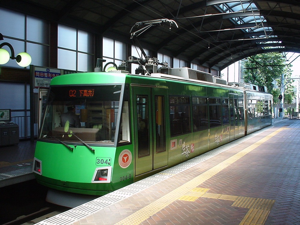 三軒茶屋駅に停車中の304編成「生茶」／2002年6月9日 三軒茶屋駅