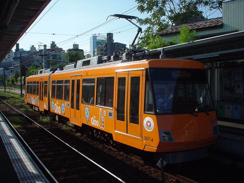 西太子堂駅に停車中の307編成「Qoo」／2002年8月21日 西太子堂駅