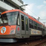 桜満開の松陰神社前駅に停車するデハ153号／1999年4月8日 松陰神社前駅