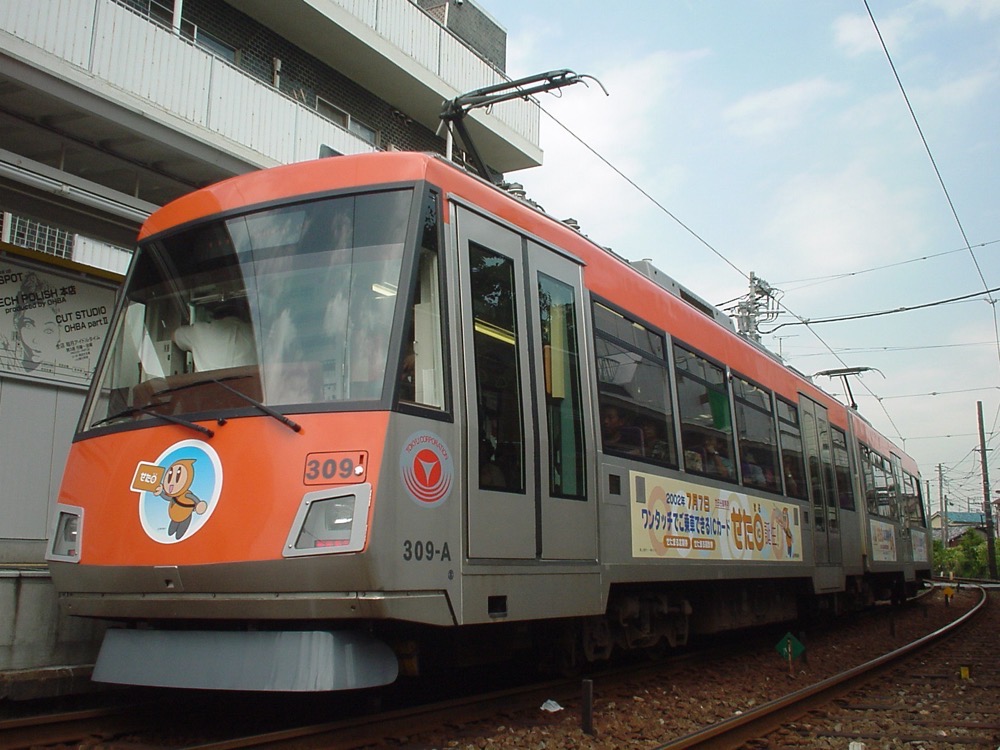 松陰神社前駅に停車中の309編成「せたまる」／2002年8月22日 松陰神社前駅