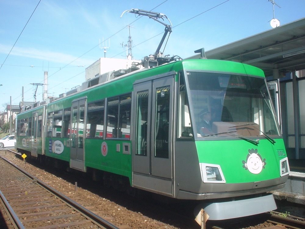 宮の坂駅に停車中の301編成「『サザエさん』マナー告知」／2003年3月10日 宮の坂駅