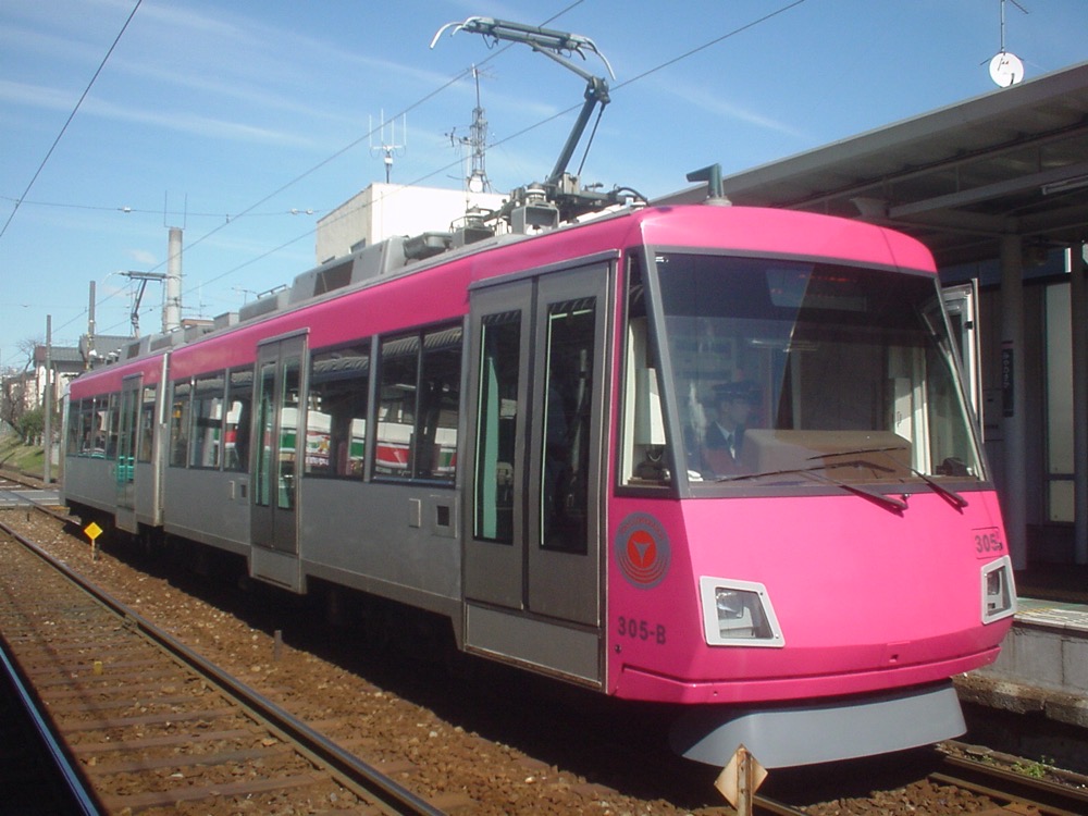 宮の坂駅に停車中の305編成／2003年3月10日 宮の坂駅