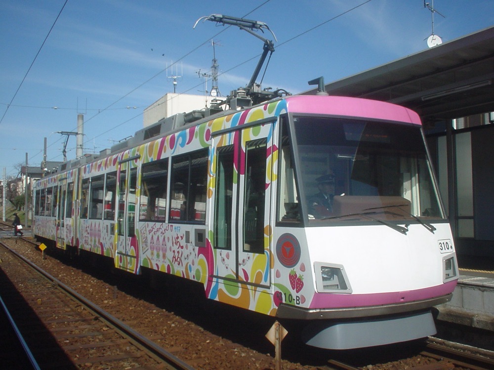 宮の坂駅に停車中の310編成「いちごみるく」／2003年3月10日 宮の坂駅