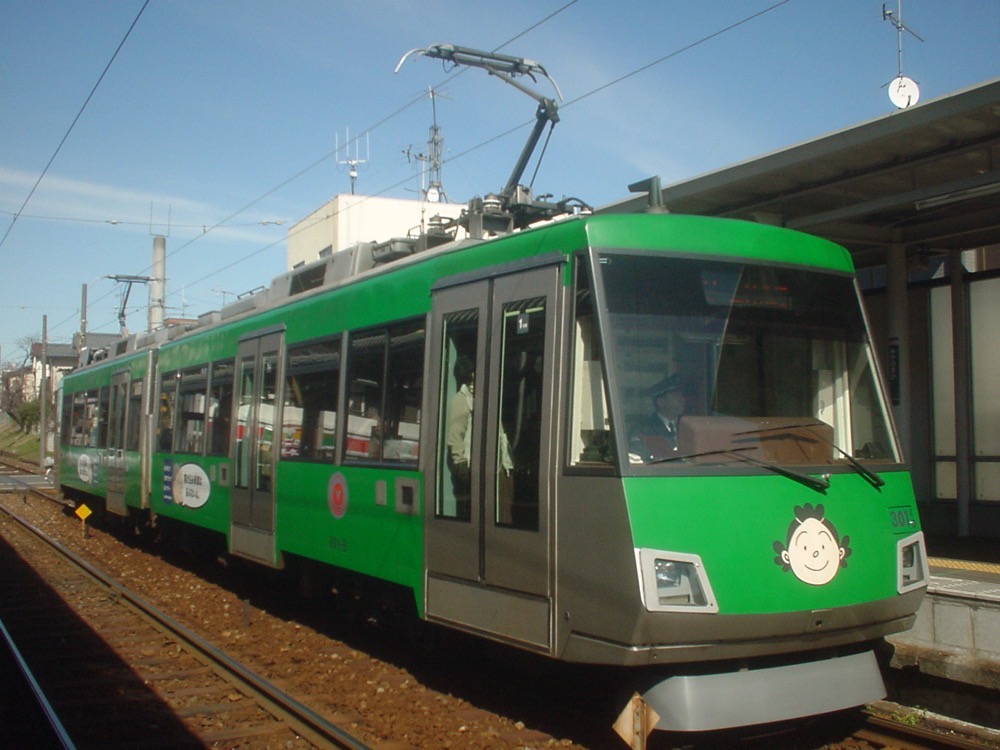 宮の坂駅に停車中の301編成「『サザエさん』マナー告知」／2003年3月10日 宮の坂駅